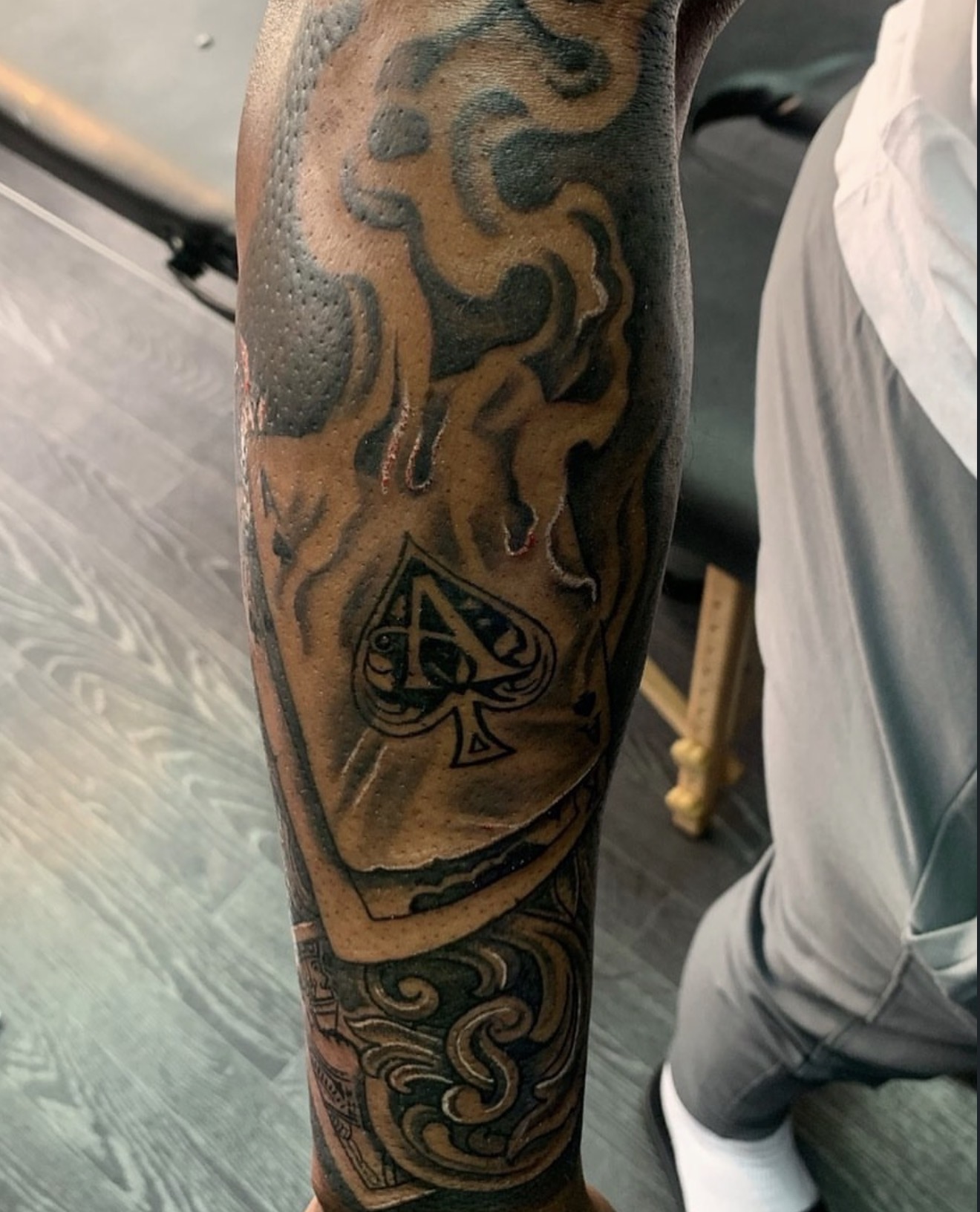 Ace of spades and smoke, lower leg