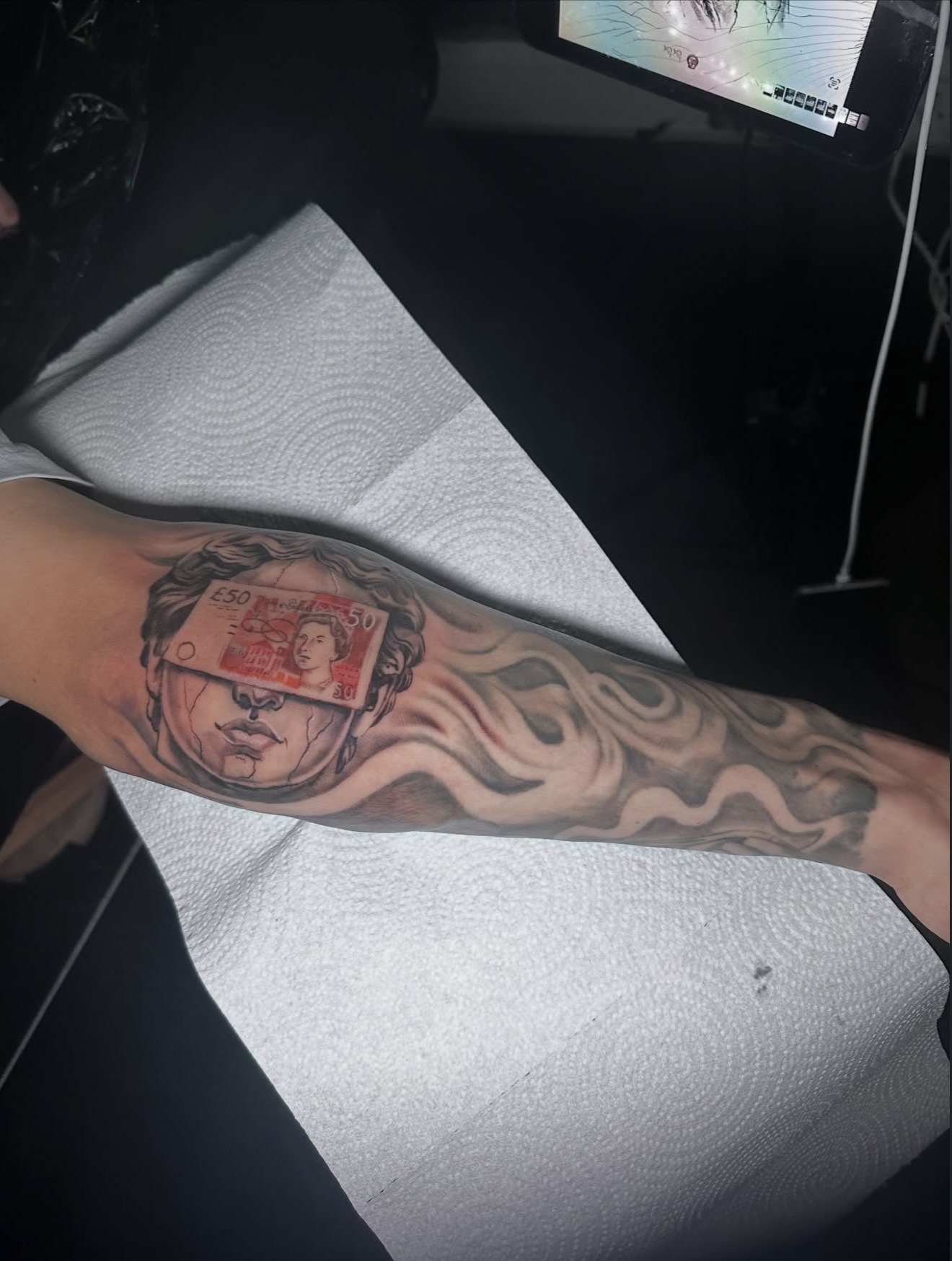 Statue and note, inner forearm
