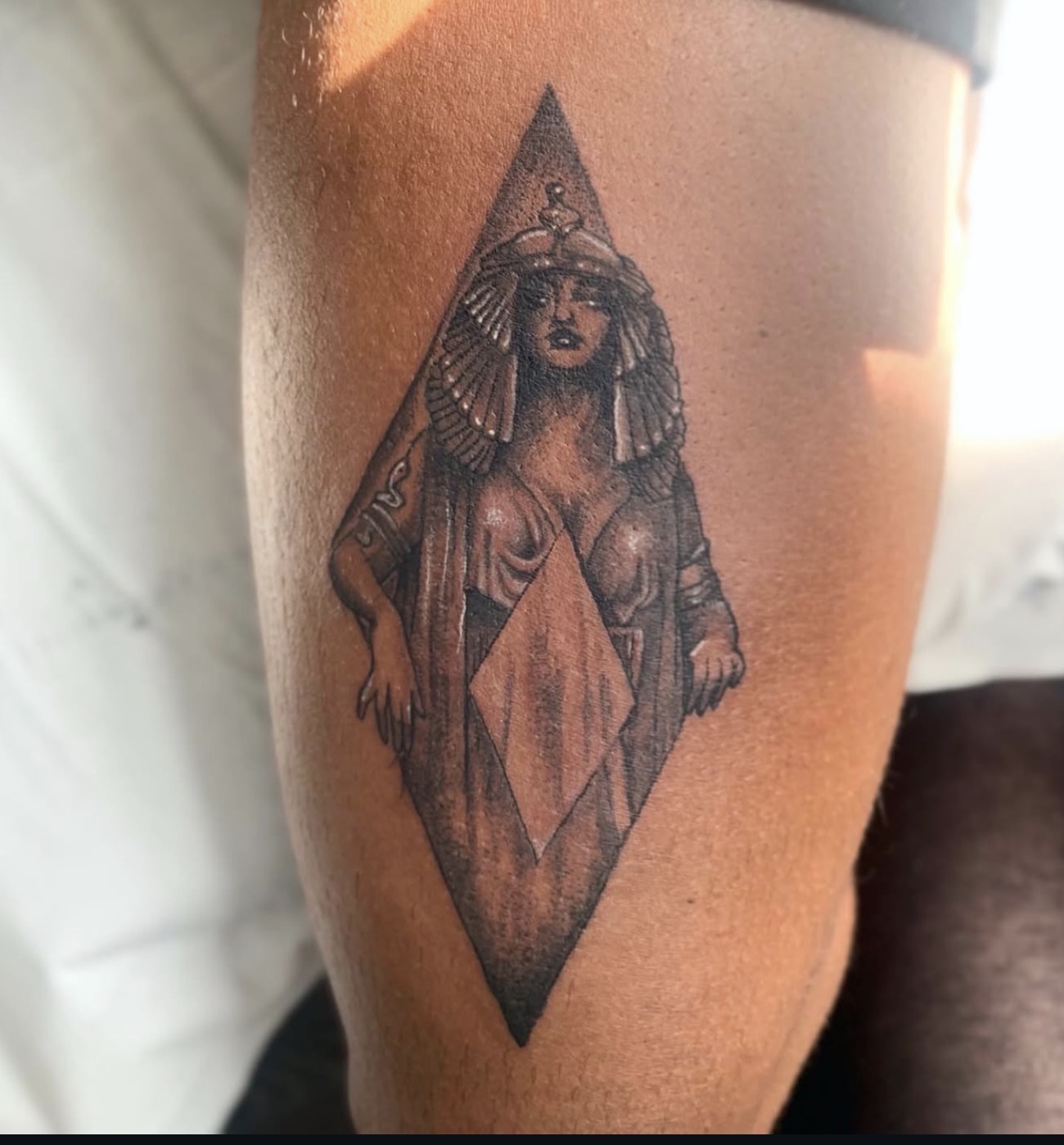 Queen of diamonds, thigh